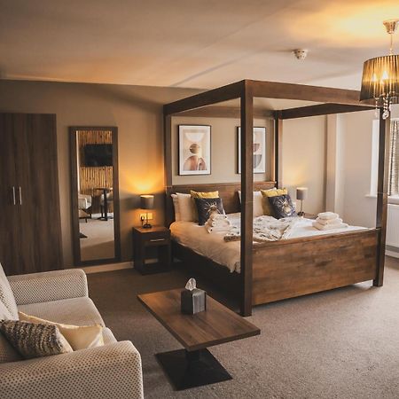 מלון וולס Crossways מראה חיצוני תמונה A bedroom at The Old Vicarage Hotel
