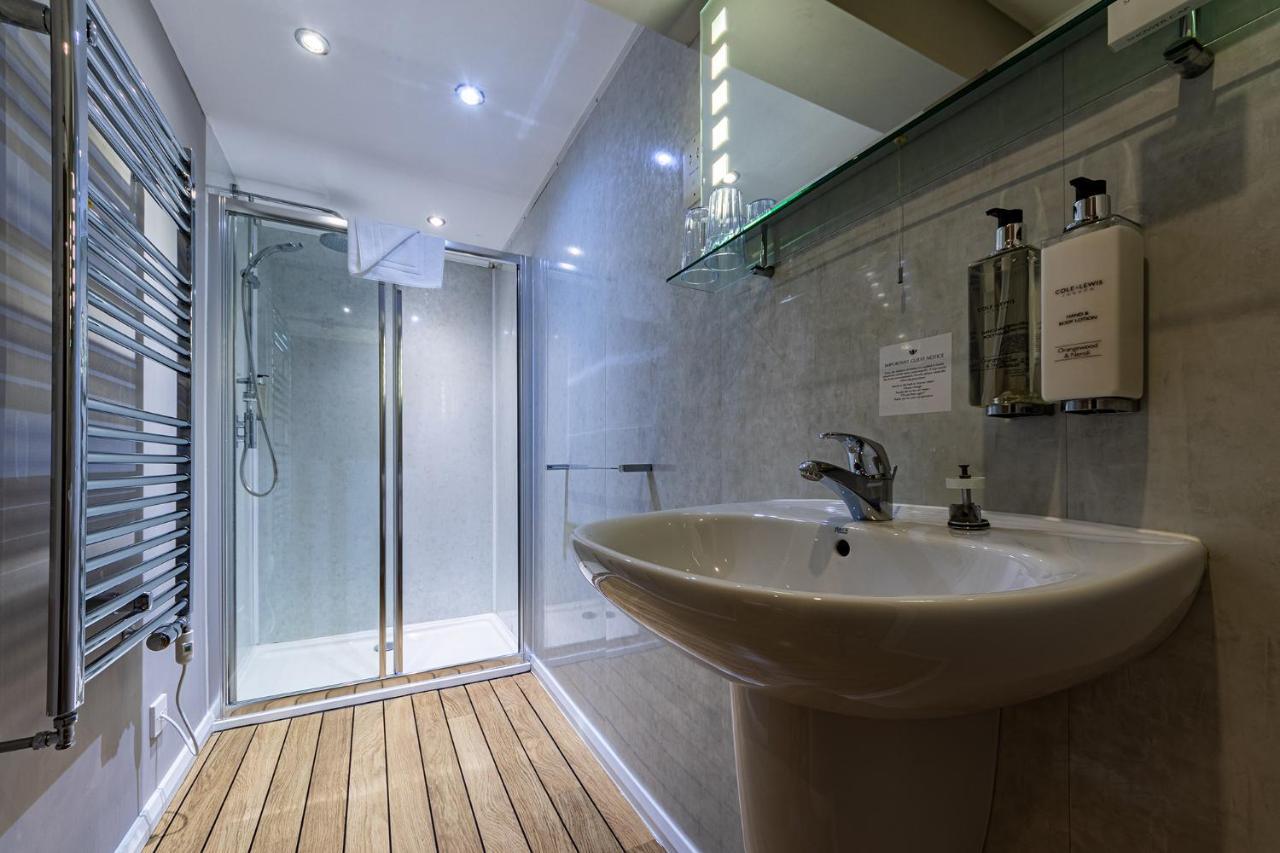 מלון וולס Crossways מראה חיצוני תמונה A shower room