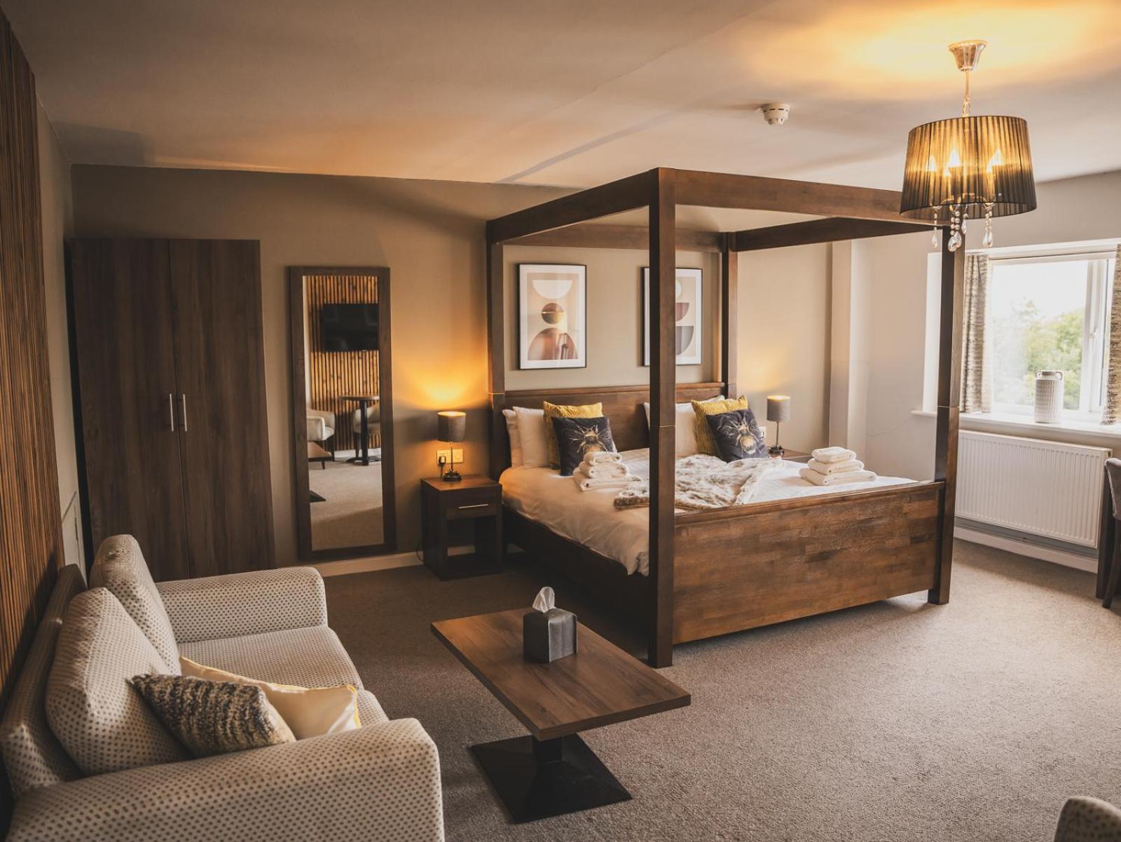 מלון וולס Crossways מראה חיצוני תמונה A bedroom at The Old Vicarage Hotel