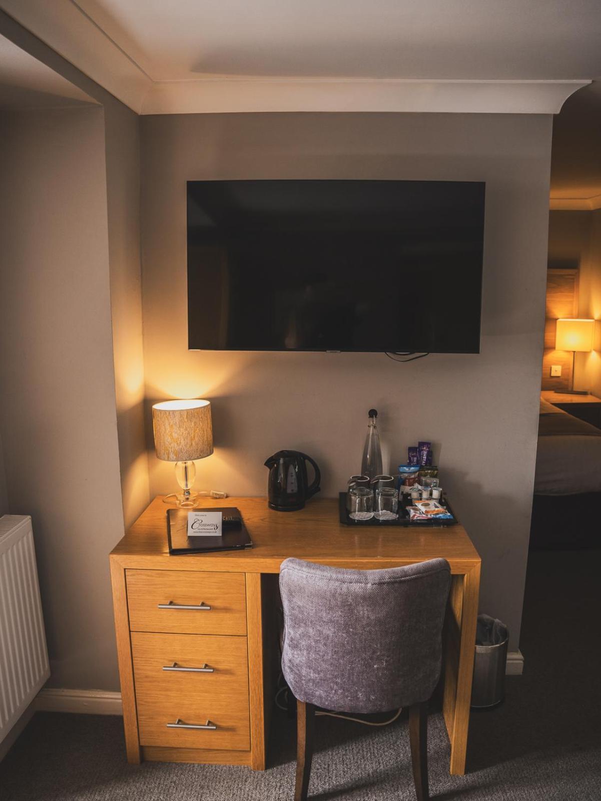 מלון וולס Crossways מראה חיצוני תמונה A television in a hotel room