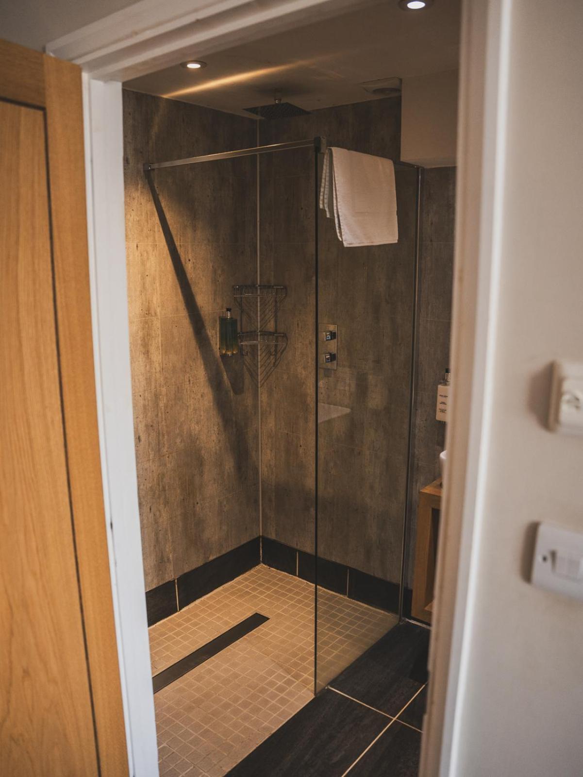 מלון וולס Crossways מראה חיצוני תמונה A shower cubicle