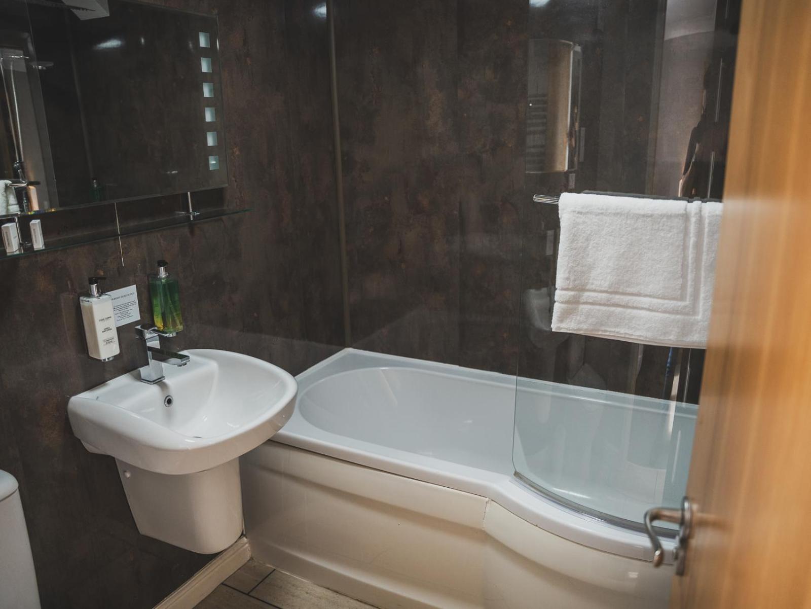 מלון וולס Crossways מראה חיצוני תמונה Bathroom in a hotel