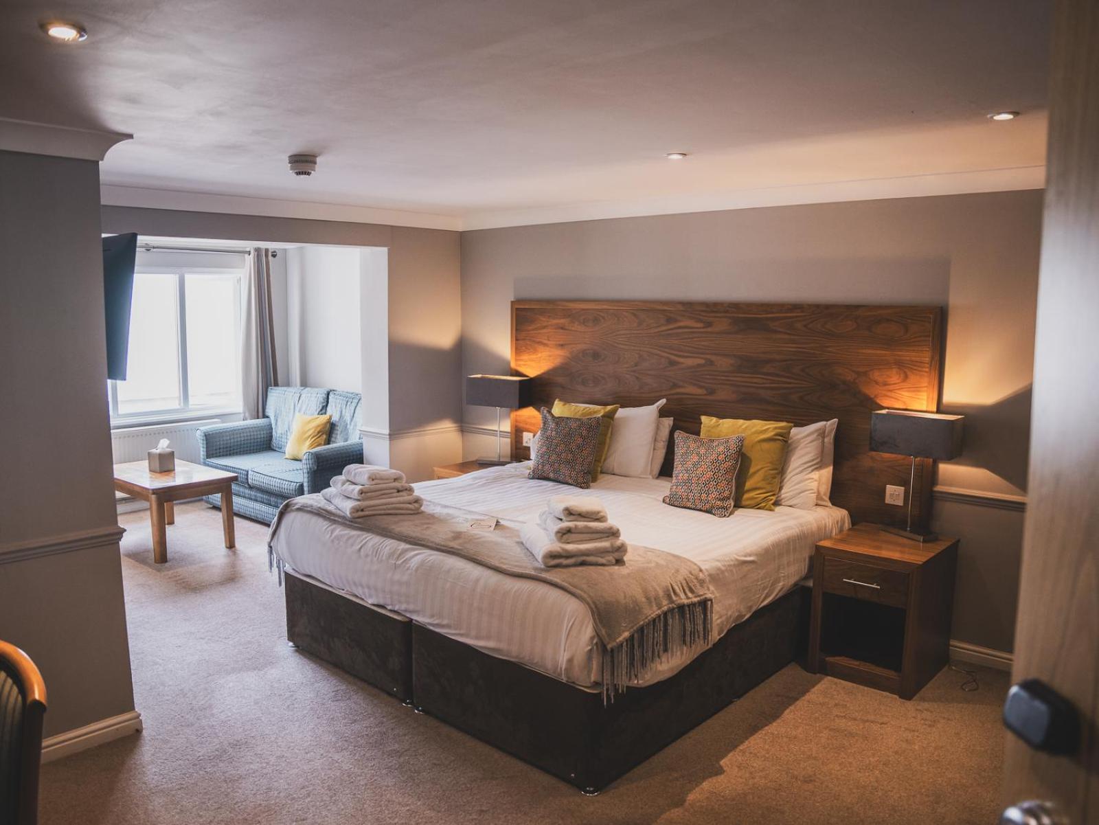מלון וולס Crossways מראה חיצוני תמונה A bedroom at The Old Ship Hotel