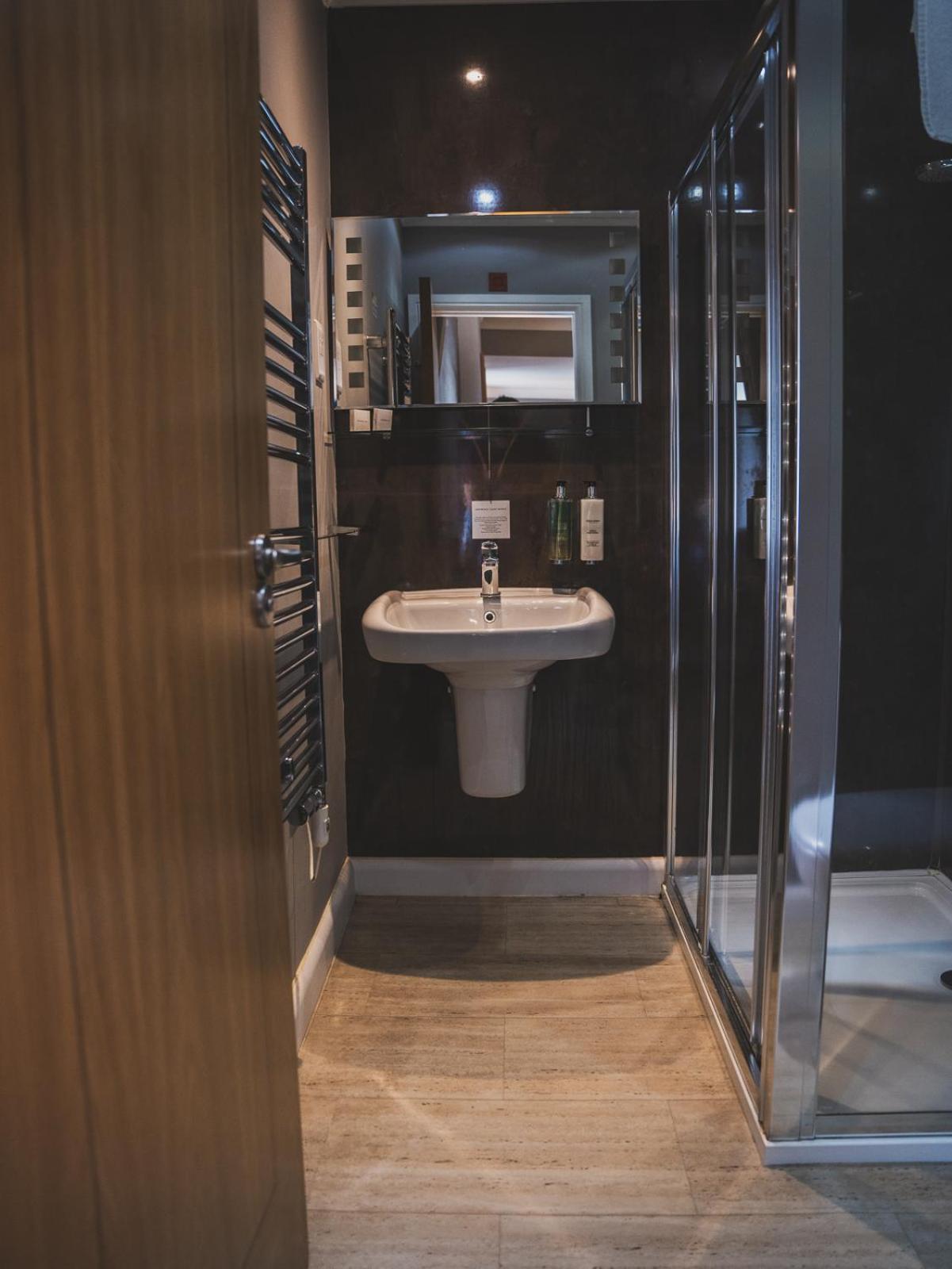מלון וולס Crossways מראה חיצוני תמונה A wet room in a hotel
