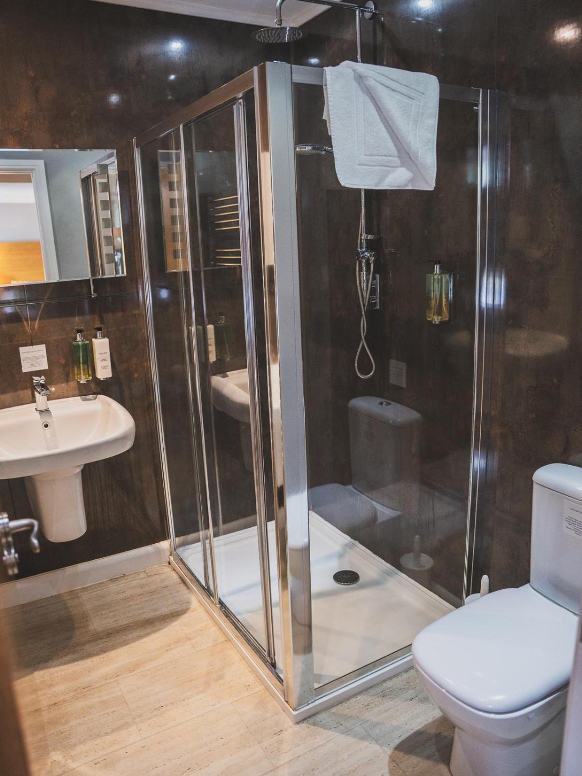 מלון וולס Crossways מראה חיצוני תמונה A shower cubicle